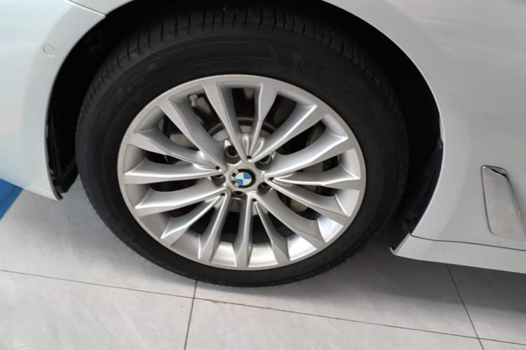 Used BMW 5 Series 2019 Facelifted 530Li Leading Edition Luxury Package Left Front Wheel Hub