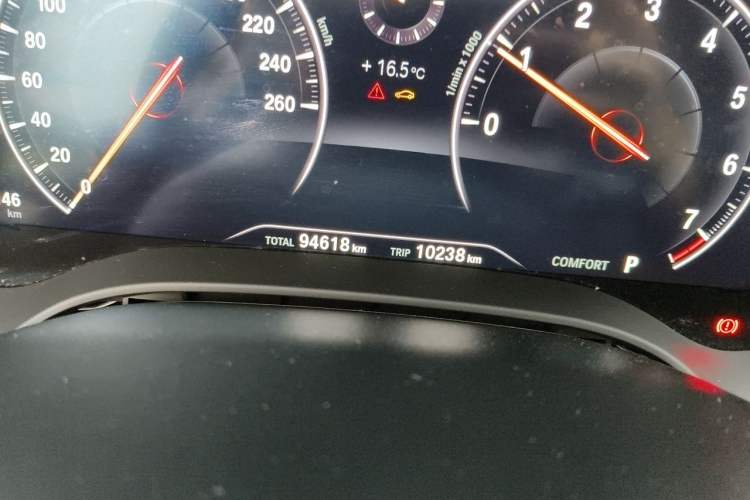 Used BMW 5 Series 2019 Facelifted 525Li Luxury Package Odometer Close Up