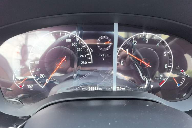 Used BMW 5 Series 2019 525Li Luxury Package Odometer Close Up