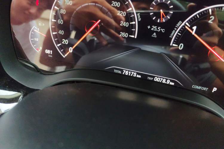 Used BMW 5 Series 2019 530Li Leading Model Luxury Package Odometer Close Up