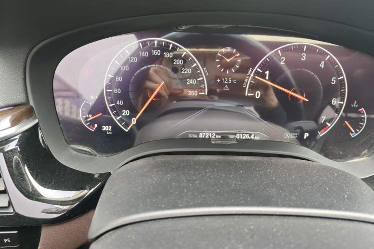 Used BMW 5 Series 2019 525Li Luxury Package Odometer Close Up