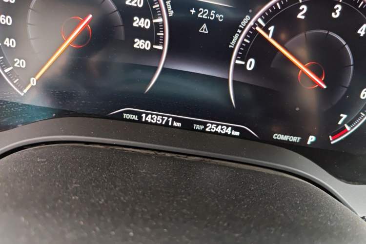 Used BMW 5 Series 2019 525Li Luxury Package Odometer Close Up