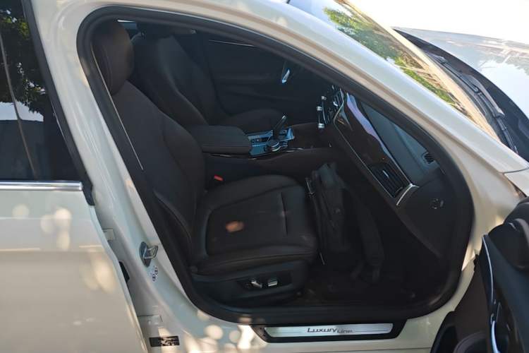 Used BMW 5 Series 2019 Facelifted 525Li Luxury Package Right Front Seat