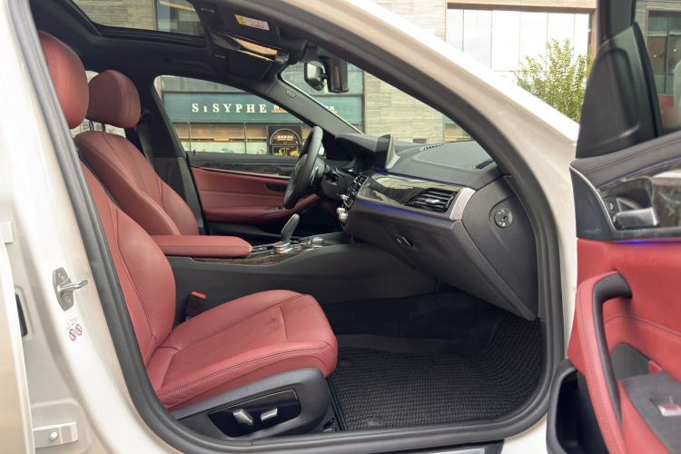 Used BMW 5 Series 2019 Facelifted 530Li Leading Edition M Sport Package Right Front Seat