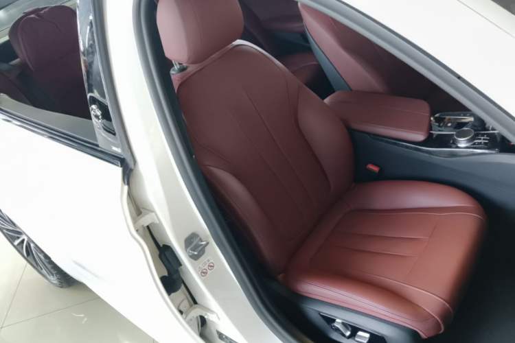 Used BMW 5 Series 2019 Restyled 530Li Luxury Edition M Sport Package Right Front Seat