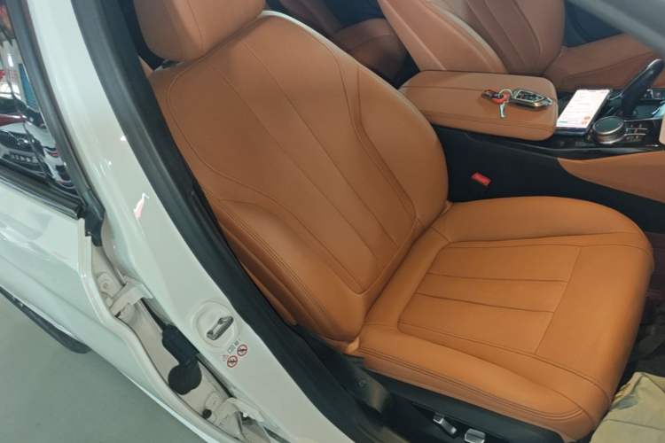 Used BMW 5 Series 2019 530Li Luxury Edition M Sport Package Right Front Seat