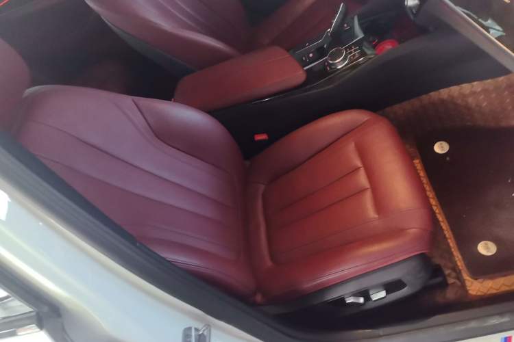 Used BMW 5 Series 2019 Facelifted 530Li Leading Edition M Sport Package Right Front Seat