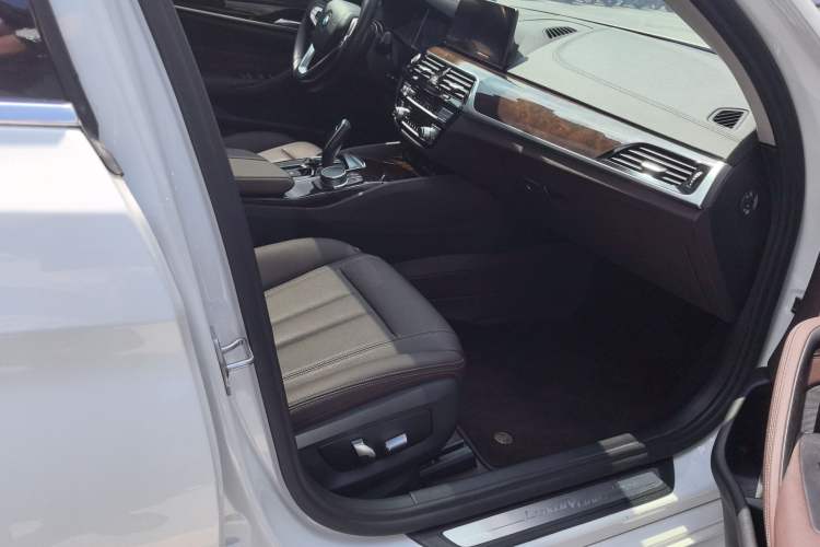 Used BMW 5 Series 2019 525Li Luxury Package Right Front Seat