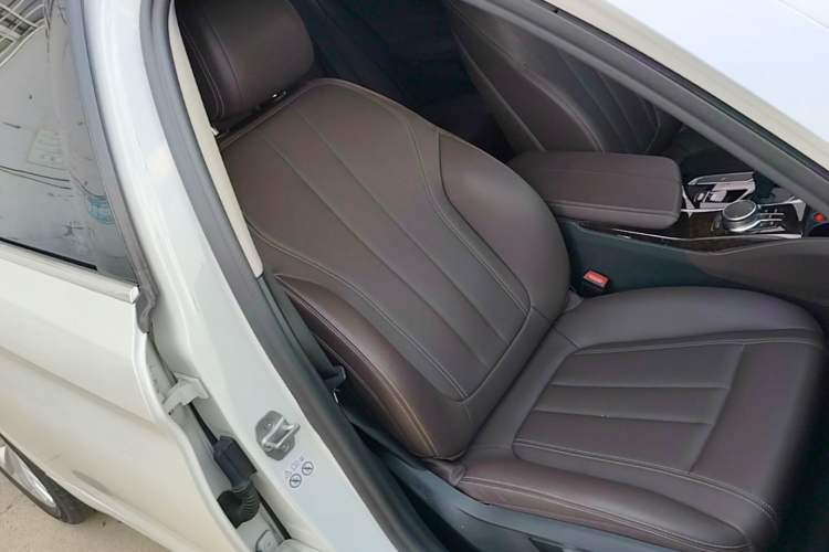 Used BMW 5 Series 2019 Facelifted 525Li Luxury Package Right Front Seat