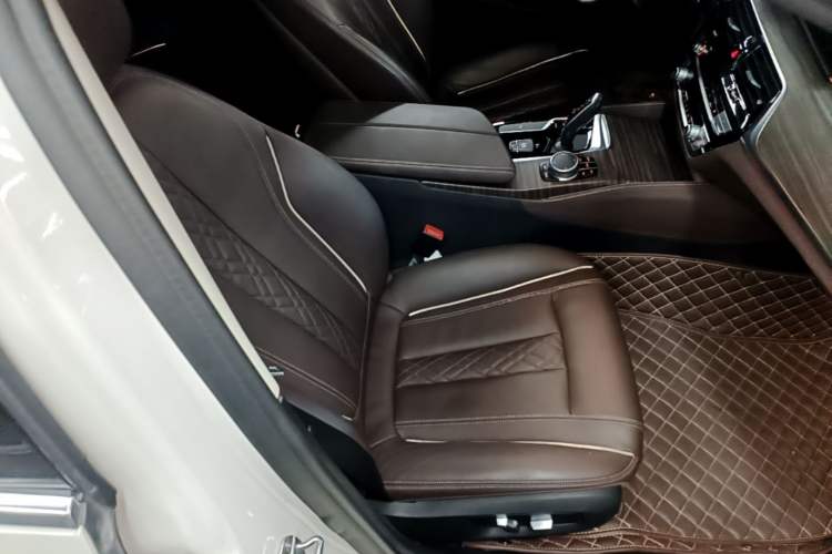 Used BMW 5 Series 2019 530Li Leading Model Luxury Package Right Front Seat
