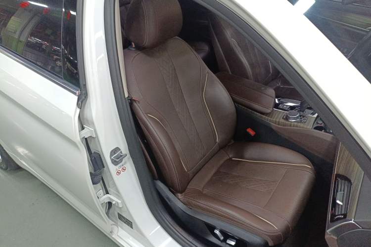 Used BMW 5 Series 2019 530Li Leading Model Luxury Package Right Front Seat
