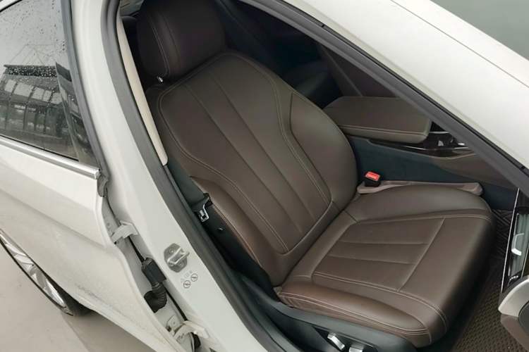 Used BMW 5 Series 2019 Facelifted 525Li Luxury Package Right Front Seat