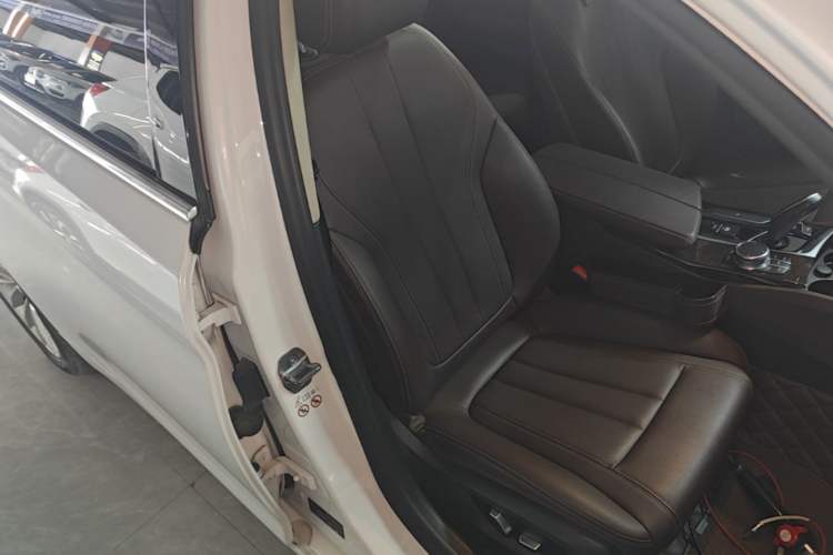 Used BMW 5 Series 2019 525Li Luxury Package Right Front Seat