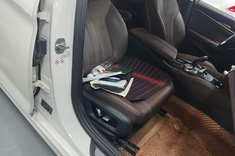 Used BMW 5 Series 2019 525Li Luxury Package Right Front Seat