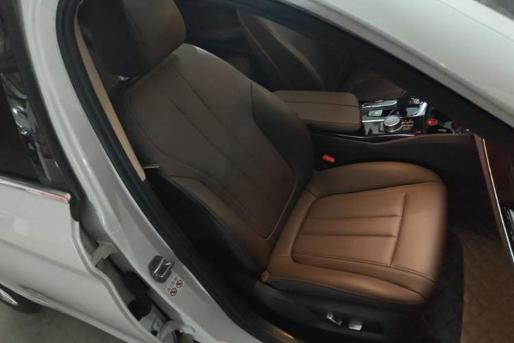 Used BMW 5 Series 2019 525Li Luxury Package Right Front Seat
