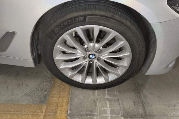 Used BMW 5 Series 2019 Facelifted 525Li Luxury Package Right Front Wheel Hub