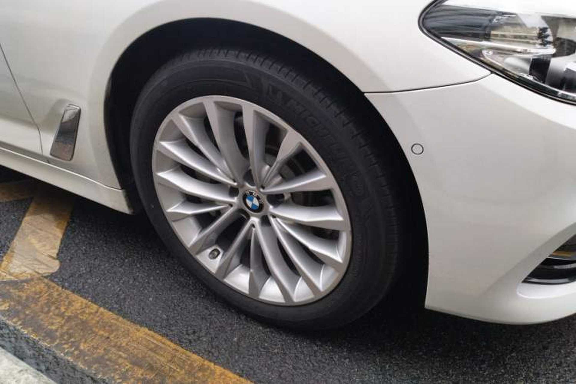 Used BMW 5 Series 2019 Facelifted 530Li Leading Edition Luxury Package Right Front Wheel Hub