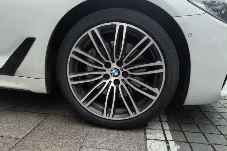 Used BMW 5 Series 2019 530Li Luxury Edition M Sport Package Right Front Wheel Hub