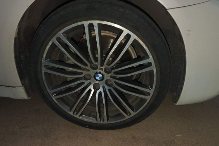 Used BMW 5 Series 2019 530Li Leading Model M Sport Package Right Front Wheel Hub