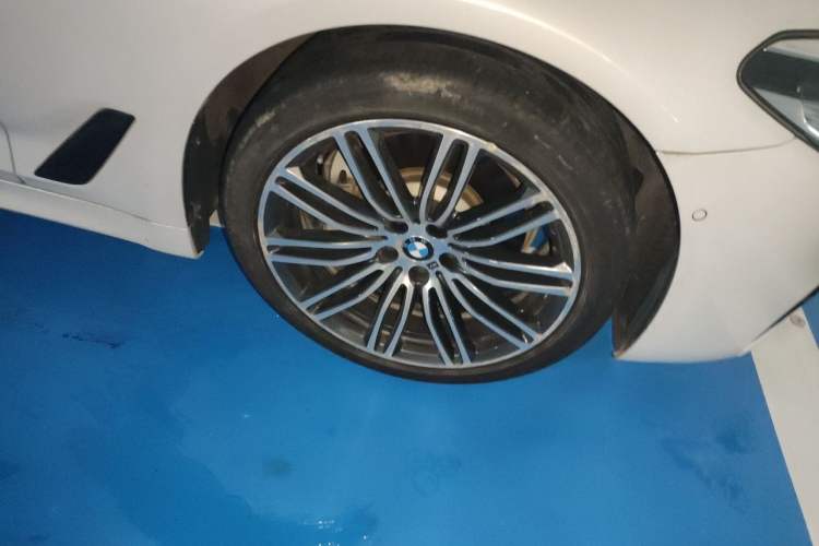 Used BMW 5 Series 2019 530Li Leading Model M Sport Package Right Front Wheel Hub