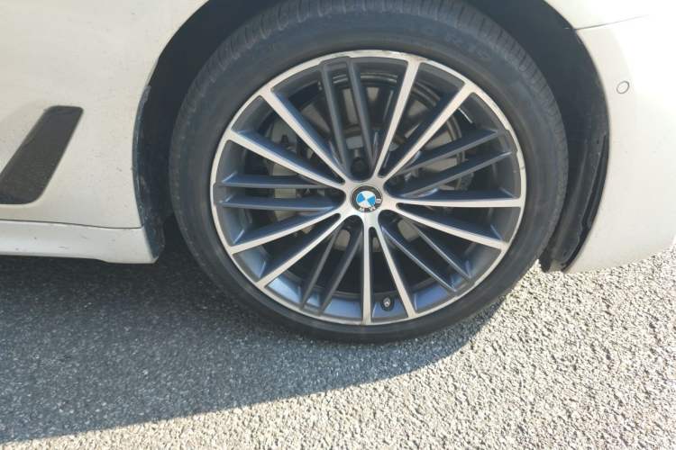 Used BMW 5 Series 2019 Facelifted 530Li Leading Edition M Sport Package Right Front Wheel Hub