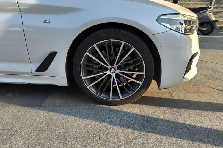 Used BMW 5 Series 2019 Restyled 530Li Luxury Edition M Sport Package Right Front Wheel Hub