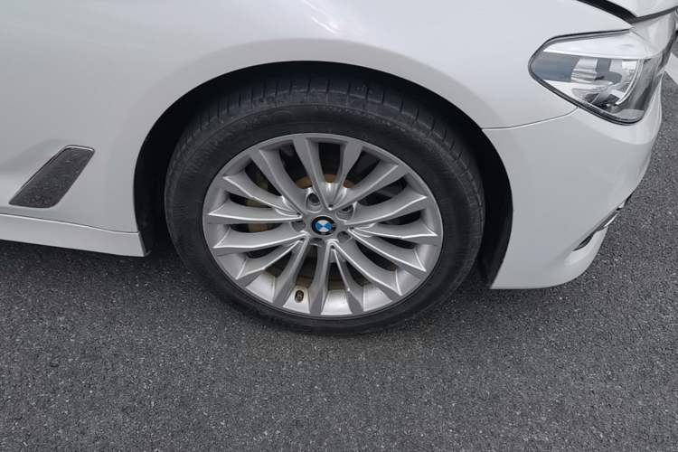 Used BMW 5 Series 2019 530Li Leading Model Luxury Package Right Front Wheel Hub