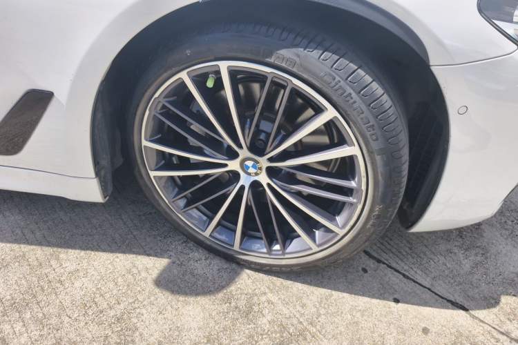 Used BMW 5 Series 2019 Facelifted 530Li Leading Edition M Sport Package Right Front Wheel Hub