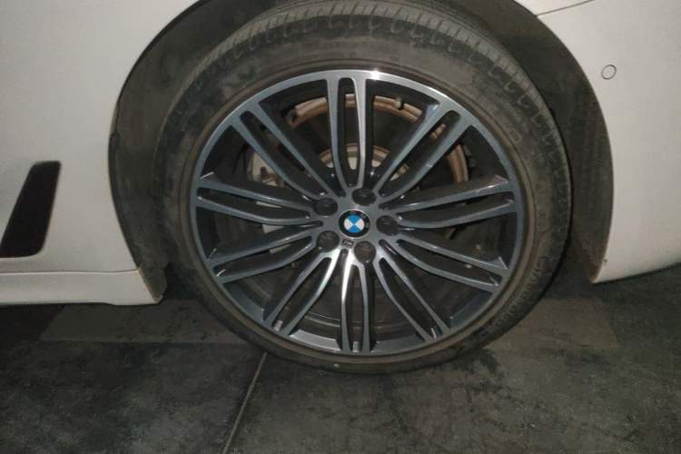 Used BMW 5 Series 2019 530Li Leading Model M Sport Package Right Front Wheel Hub