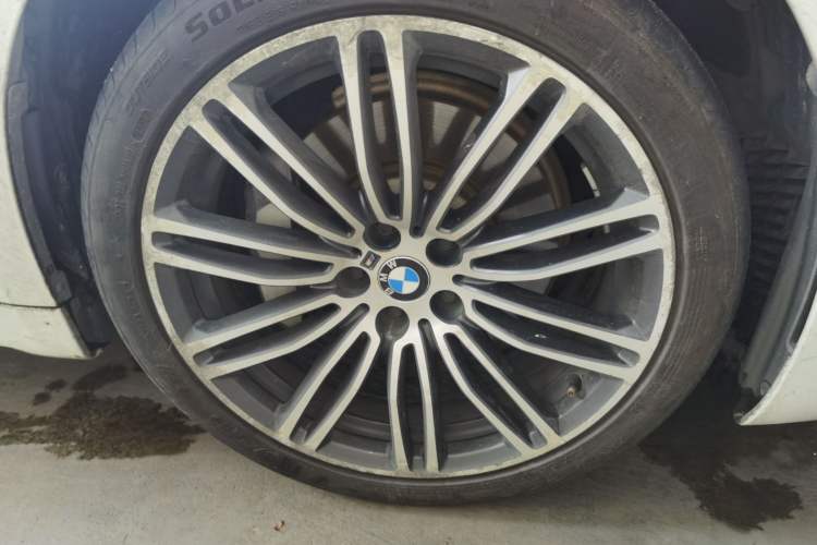 Used BMW 5 Series 2019 530Li Leading Model M Sport Package Right Front Wheel Hub