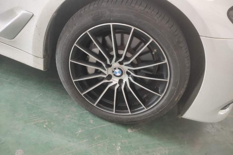 Used BMW 5 Series 2019 Facelifted 530Li Leading Edition Luxury Package Right Front Wheel Hub