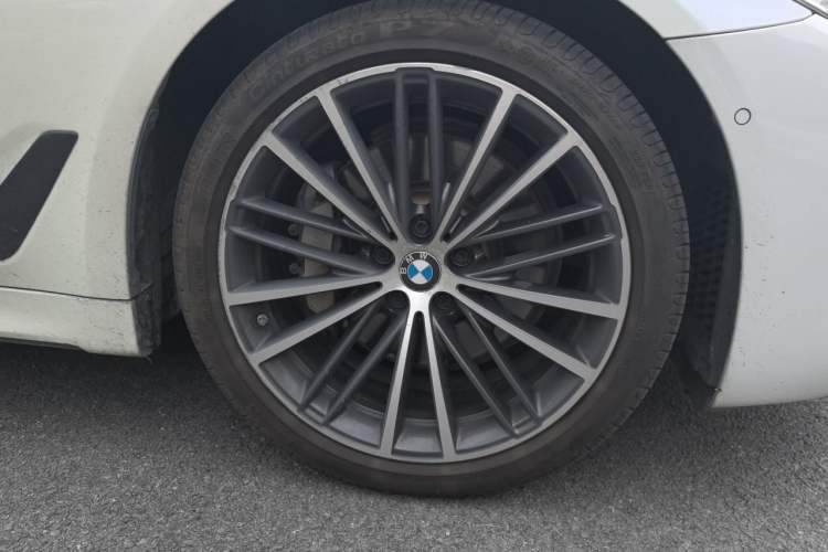 Used BMW 5 Series 2019 Facelifted 530Li Leading Edition M Sport Package Right Front Wheel Hub