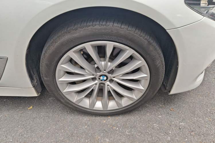 Used BMW 5 Series 2019 530Li Leading Model Luxury Package Right Front Wheel Hub