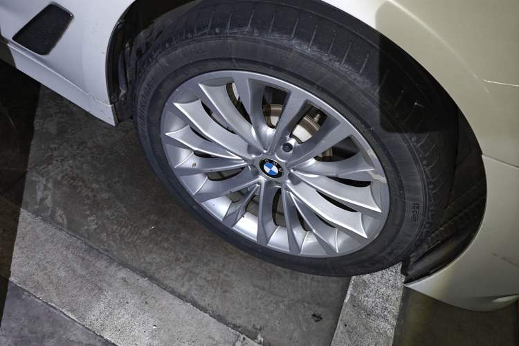 Used BMW 5 Series 2019 530Li Leading Model Luxury Package Right Front Wheel Hub
