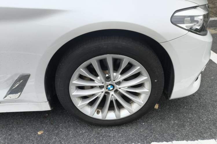 Used BMW 5 Series 2019 Facelifted 530Li Leading Edition Luxury Package Right Front Wheel Hub