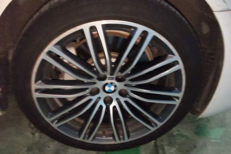 Used BMW 5 Series 2019 530Li xDrive M Sport Package Right Front Wheel Hub