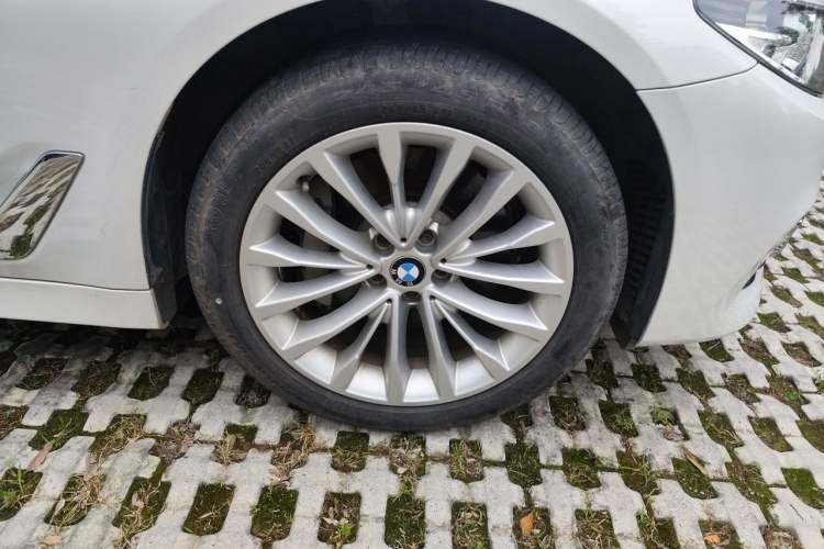 Used BMW 5 Series 2019 530Li Leading Model Luxury Package Right Front Wheel Hub
