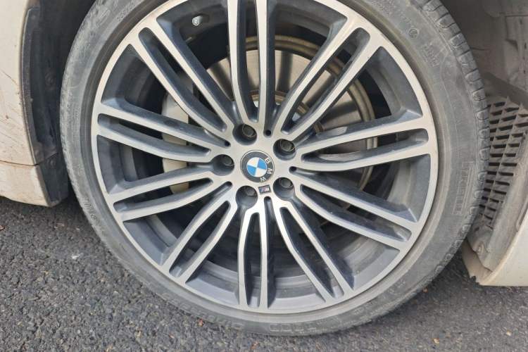 Used BMW 5 Series 2019 Restyled 530Li Luxury Edition M Sport Package Right Front Wheel Hub