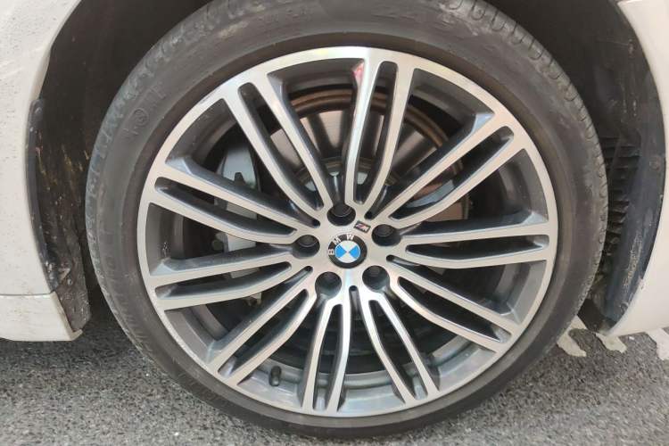 Used BMW 5 Series 2019 530Li Leading Model M Sport Package Right Front Wheel Hub
