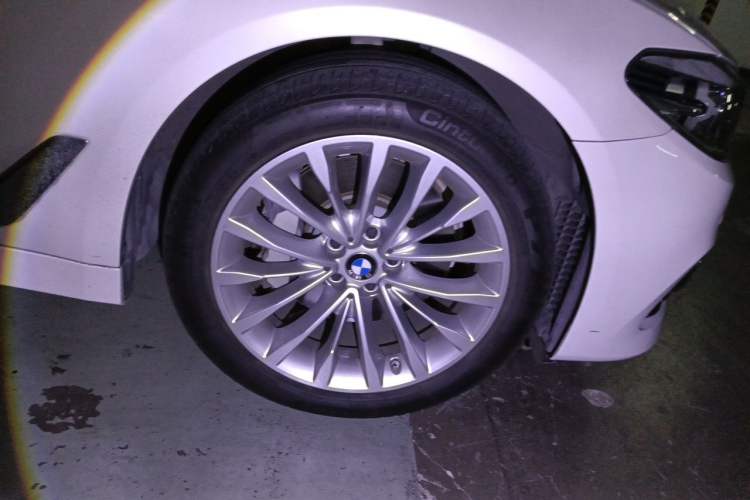 Used BMW 5 Series 2019 Facelifted 530Li Leading Edition Luxury Package Right Front Wheel Hub