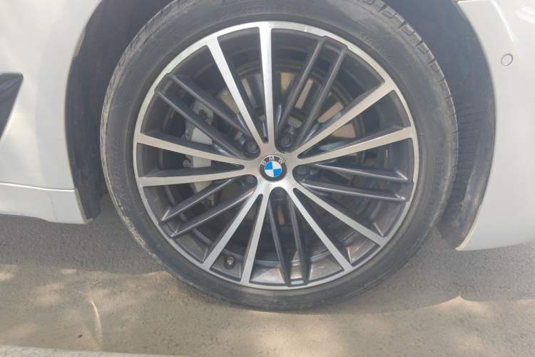 Used BMW 5 Series 2019 Facelifted 530Li Leading Edition M Sport Package Right Front Wheel Hub