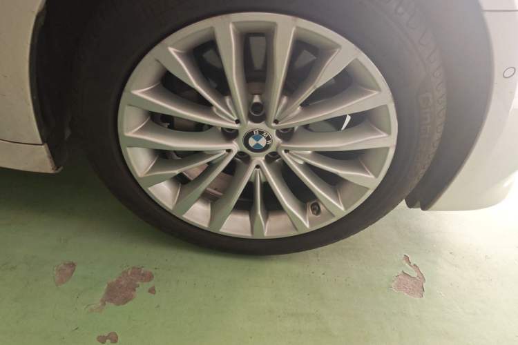 Used BMW 5 Series 2019 Facelifted 530Li Luxury Edition Premium Package Right Front Wheel Hub
