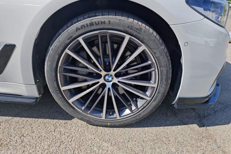 Used BMW 5 Series 2019 Restyled 530Li Luxury Edition M Sport Package Right Front Wheel Hub