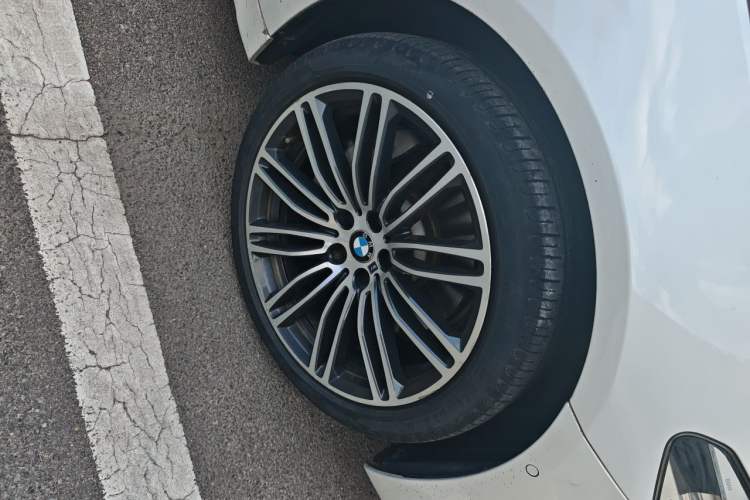 Used BMW 5 Series 2019 530Li Leading Model M Sport Package Right Front Wheel Hub