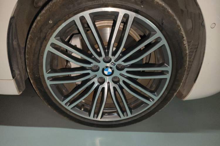 Used BMW 5 Series 2019 530Li xDrive M Sport Package Right Front Wheel Hub