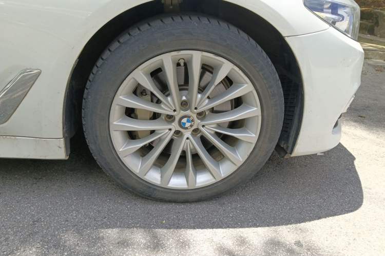 Used BMW 5 Series 2019 Facelifted 530Li Leading Edition Luxury Package Right Front Wheel Hub