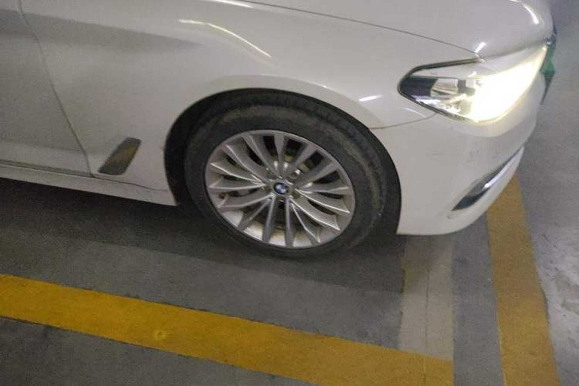 Used BMW 5 Series 2019 Facelifted 530Li Leading Edition Luxury Package Right Front Wheel Hub