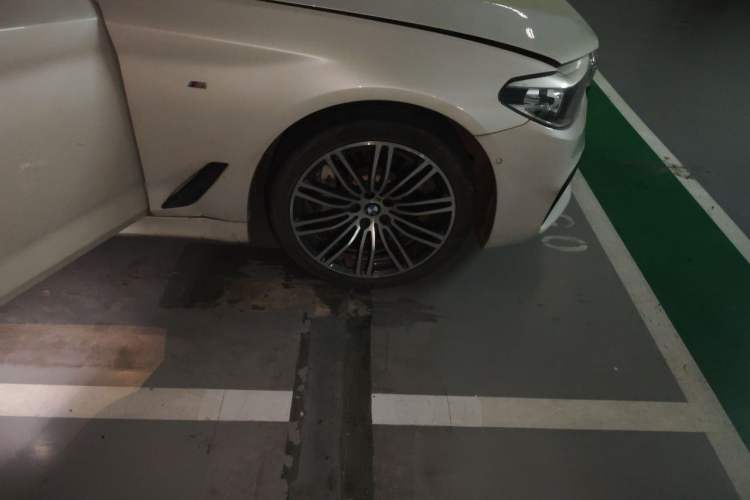 Used BMW 5 Series 2019 530Li Leading Model M Sport Package Right Front Wheel Hub