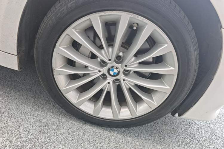 Used BMW 5 Series 2019 530Li Leading Model Luxury Package Right Front Wheel Hub