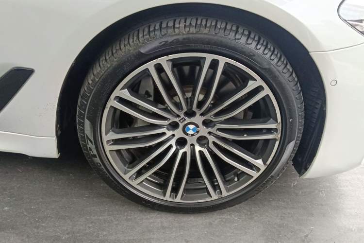 Used BMW 5 Series 2019 530Li Leading Model M Sport Package Right Front Wheel Hub